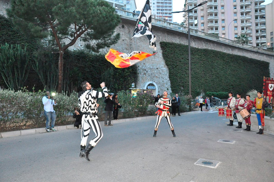 Gli Sbandieratori nel Principato di Monaco