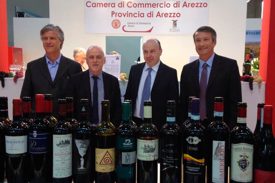 Vasai e Sereni in visita agli  stand delle aziende aretine presenti al Vinitaly 2014