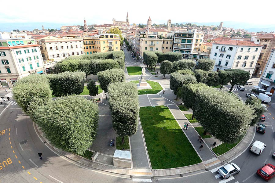 Giornata internazionale delle persone con disabilità: si illumina di blu il monumento a Guido Monaco