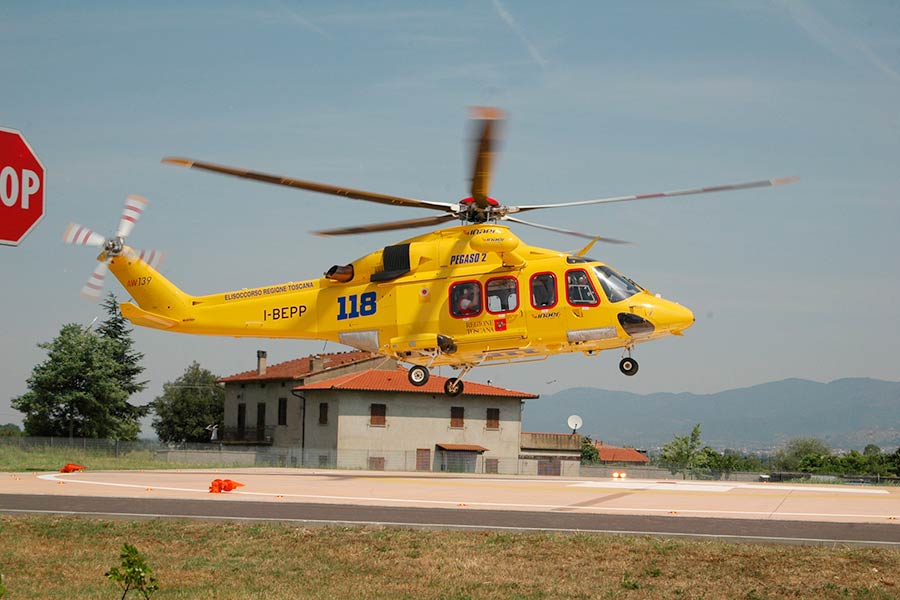 62enne si ribalta con la sua auto, ricoverato alle scotte in codice rosso