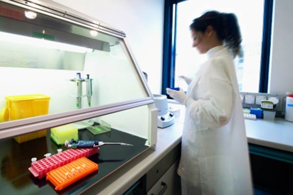 Posticipare la maternità senza rinunciare alla fertilità