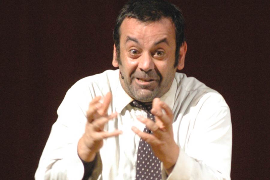 L’attore Nicola Rignanese chiude le Stagioni Teatrali di Bucine e Anghiari