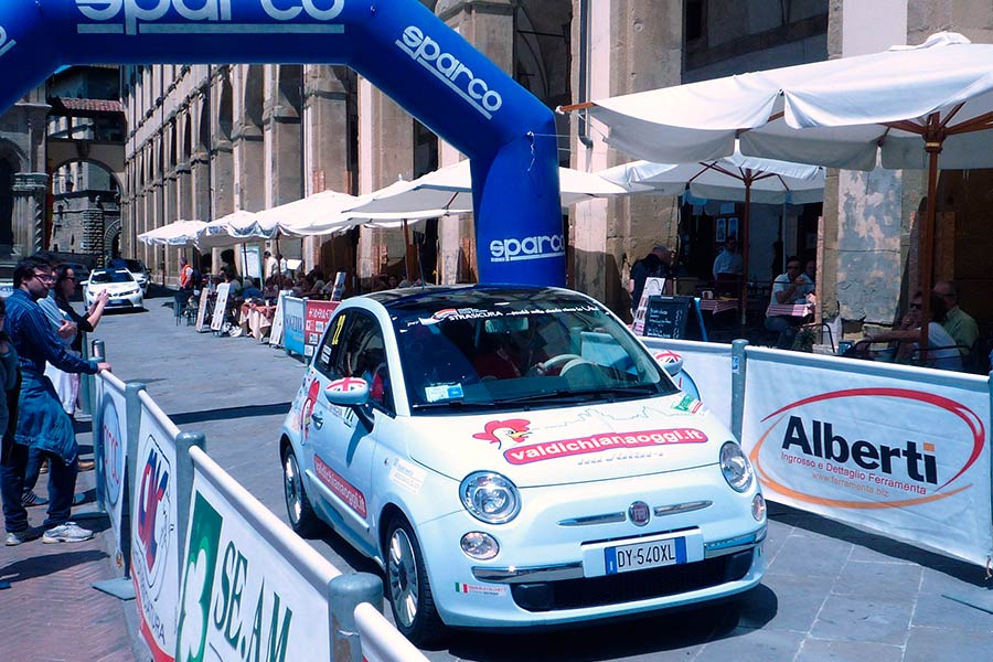 Eco Rally S. Marino – Stato Città del Vaticano: il passaggio in Piazza Grande ad Arezzo