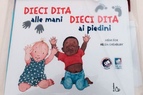Una consegna speciale all’asilo nido: i libri di “nati per leggere”