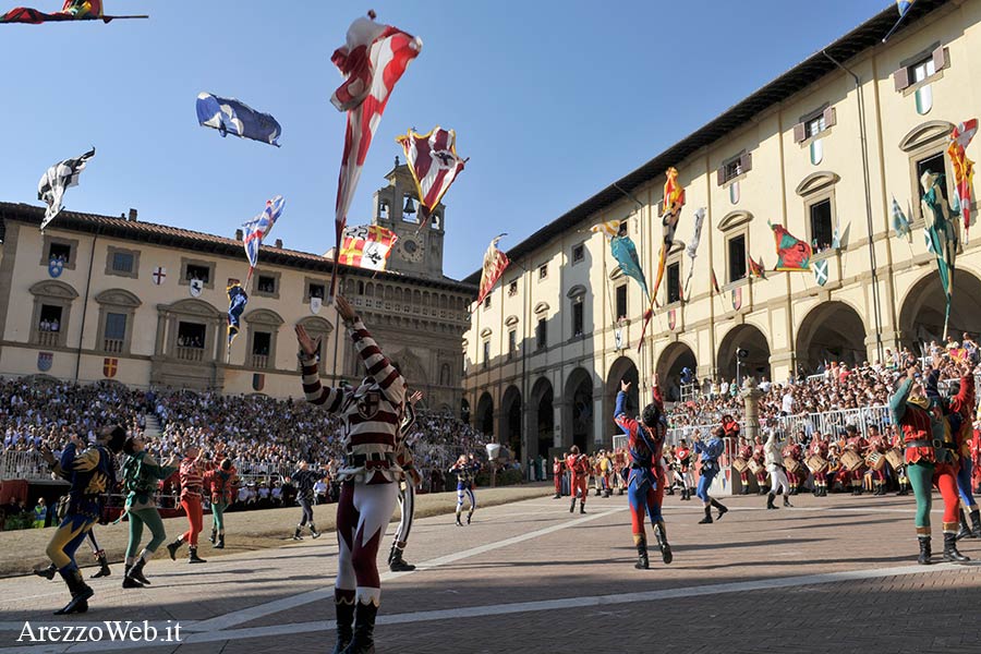 Sbandieratori di Arezzo: Musica Bandiere e Voci in Pieve