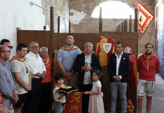 Giù il velo sulla nuova stalla di Porta Romana