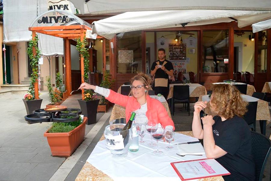 Torna ad Arezzo il “drone cameriere”: servirà il sindaco Giuseppe Fanfani nel ristorante Mivà di Più in piazza Sant’Agostino