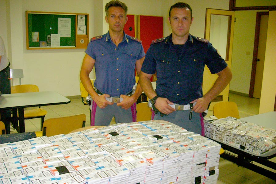 Oltre 4000 pacchetti di sigarette sequestrati questa notte dalla Polstrada di Battifolle