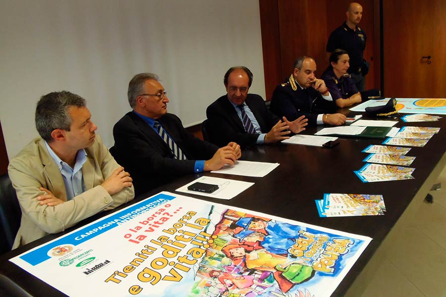 Al mercato attenzione alla borsa, Questura e Confesercenti rilanciano la campagna antiborseggio