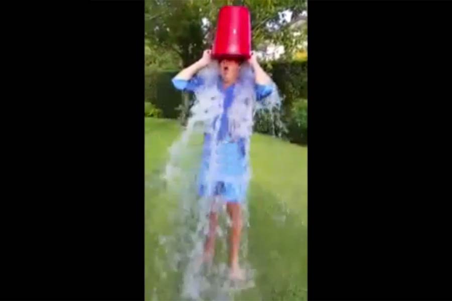 Matteo Renzi ha accettato l’Ice Bucket Challenge e ha nominato fra gli altri anche l’amico Paolo Livoli – VIDEO