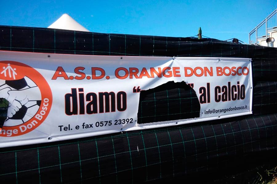 Danneggiato lo striscione dell’ASD Orange Don Bosco