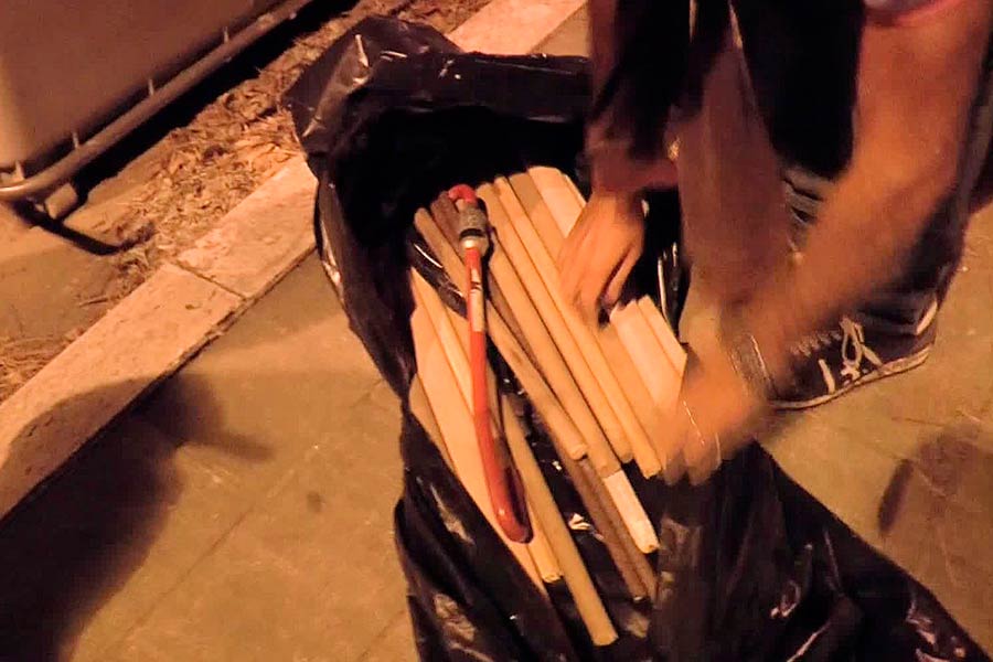 La Polizia rinviene, accanto ad un cassonetto, una sacca piena di bastoni e mazze di ferro