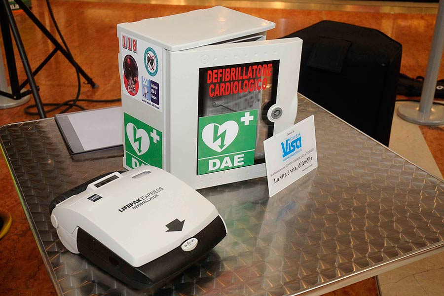 Un nuovo defibrillatore attivo in Via Crispi. Grazie al contributo di Fondazione Andrea Cesalpino e UBI Banca