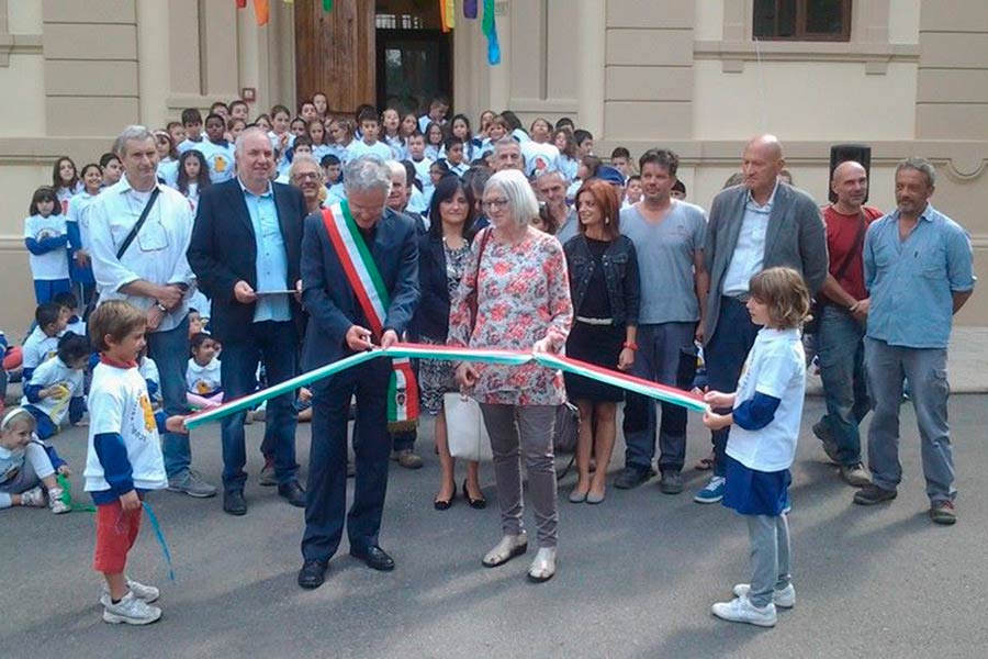 Il taglio del nastro alla scuola  Isidoro del Lungo