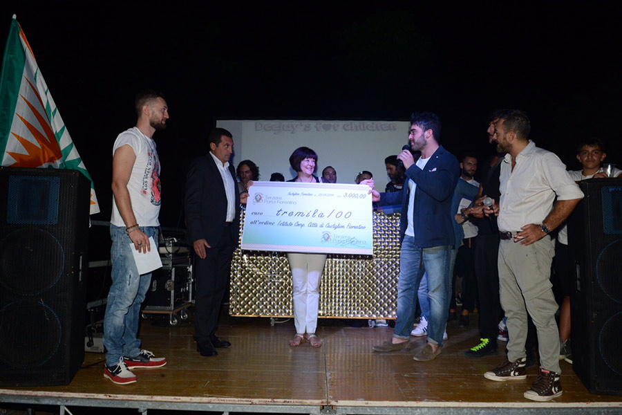 “Deejay’s for Children”, consegnati 3 mila euro all’Istituto Comprensivo  “Città di Castiglion Fiorentino”