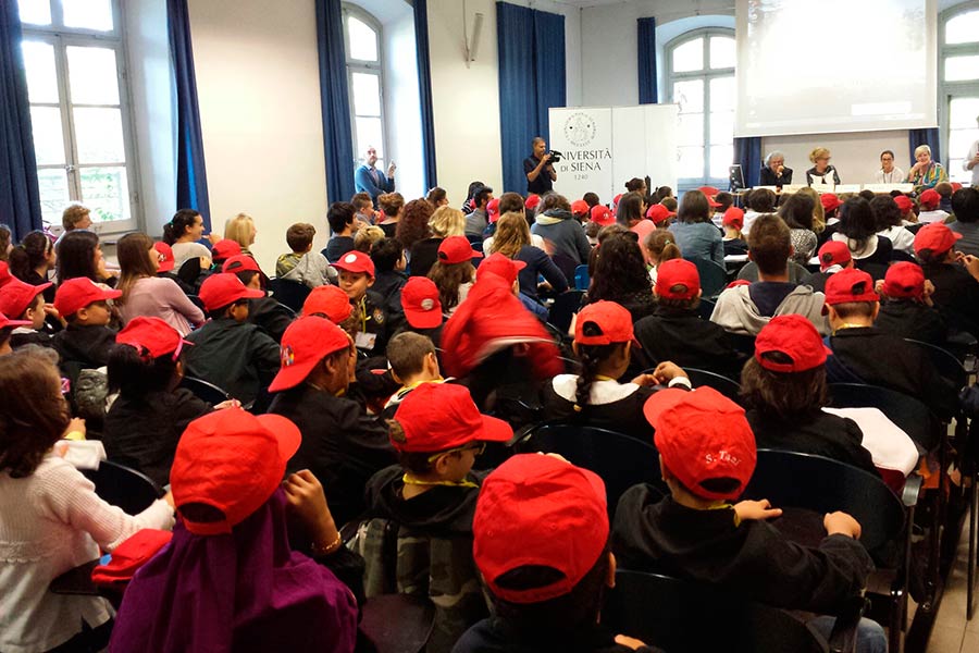 I bambini intervistati dai ricercatori e dagli studenti universitari questa mattina nel campus universitario del Pionta