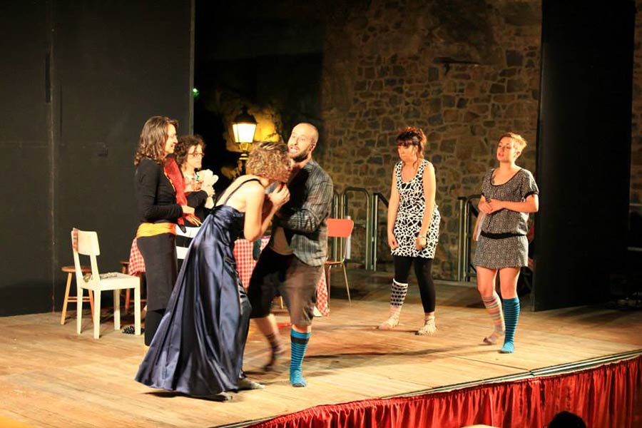 “Il Paradiso dei Calzini” al Teatro Dovizi di Bibbiena: otto donne e …un malcapitato!