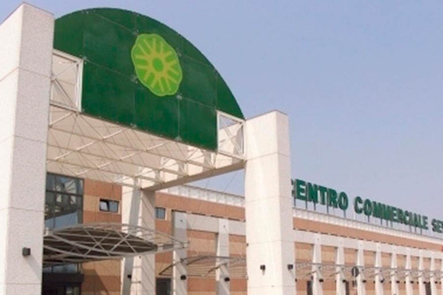 Il Centro commerciale Setteponti  festeggia il 16° compleanno con  la delegazione vincente della Giostra del Saracino