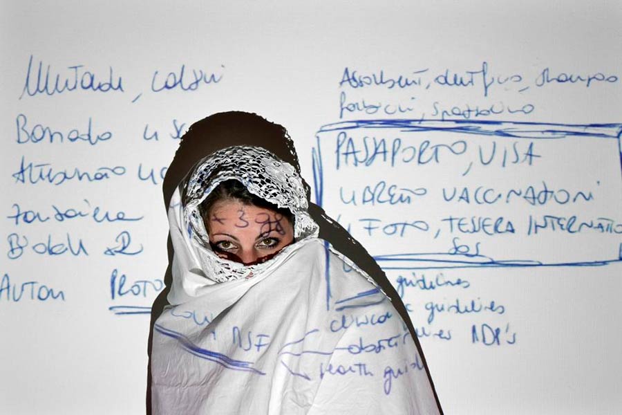 “Oltre la superficie”: Elisa Modesti indaga l’altro lato della femminilità