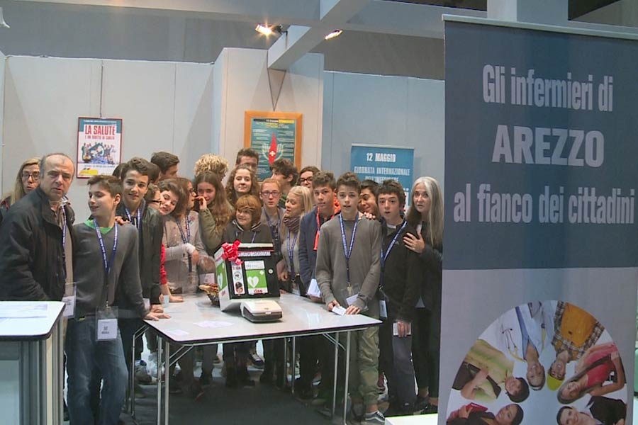 Gli infermieri aretini donano un defibrillatore alla scuola media “Margaritone”