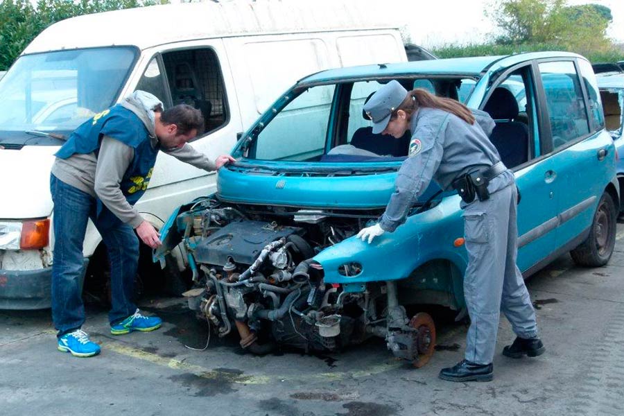 La Forestale sequestra un centro per la rottamazione di auto in valdarno