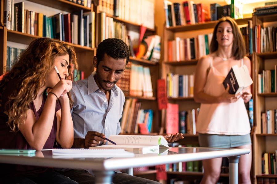 Federazione degli studenti “in piazza Grande in ginocchio contro il razzismo”