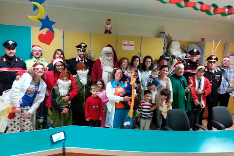 Natale, carabinieri in visita al reparto di pediatria