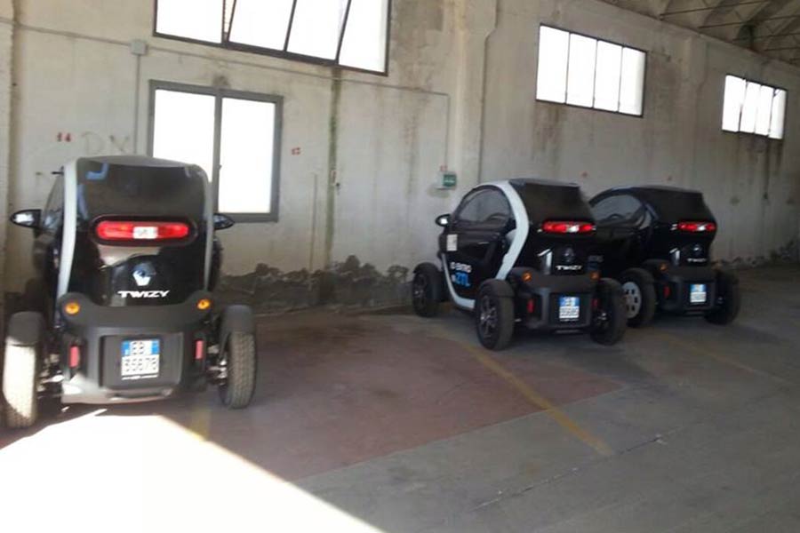Auto elettriche del Comune dimenticate in un garage, la denuncia dell’Assessore Ghinelli