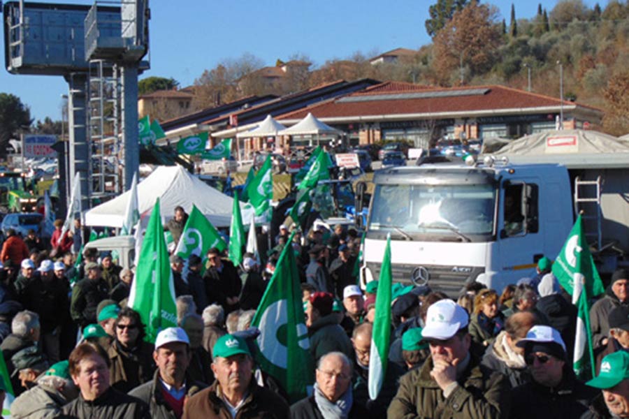 Oltre 500 agricoltori e 60 trattori al casello Valdichiana dell’A1