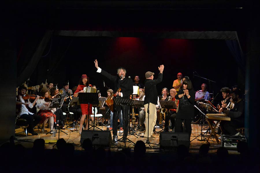 L’Orchestra Multietnica di Arezzo torna a scuola e porta sopra i banchi i suoi tanti strumenti musicali