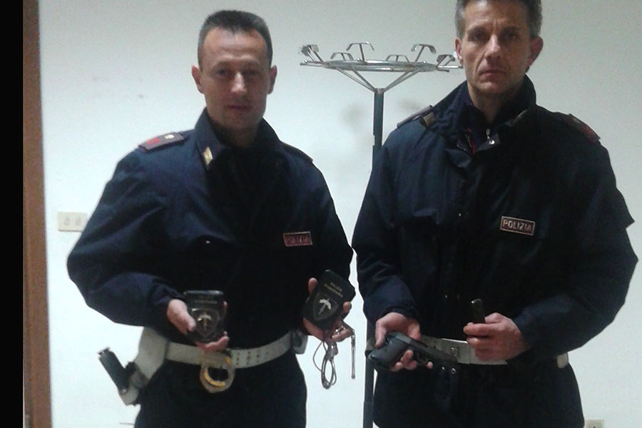 La Polizia arresta due pluripregiudicati in possesso di tesserini falsi delle forze di Polizia