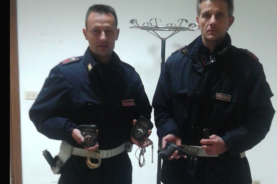 La Polizia arresta due pluripregiudicati in possesso di tesserini falsi delle forze di Polizia