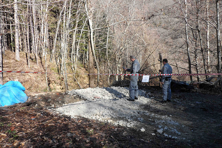 Ambiente: denunciato impresario edile per avere scaricato calcinacci e altri materiali edili in un bosco