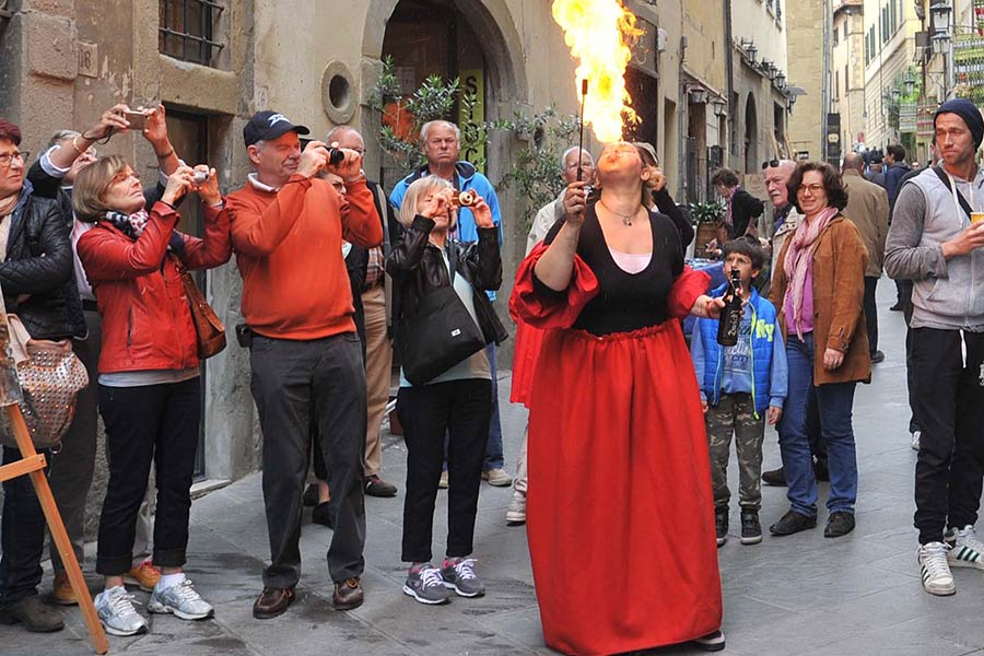 San Giovanni Valdarno, tra giocolieri e saltimbanchi il circo sbarca in Corso Italia