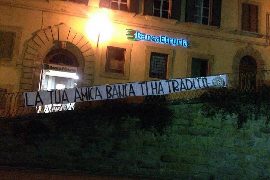 Salvabanche: cravatte annodate come cappi davanti alle filiali di Arezzo e di tutta Italia, azione choc di CasaPound