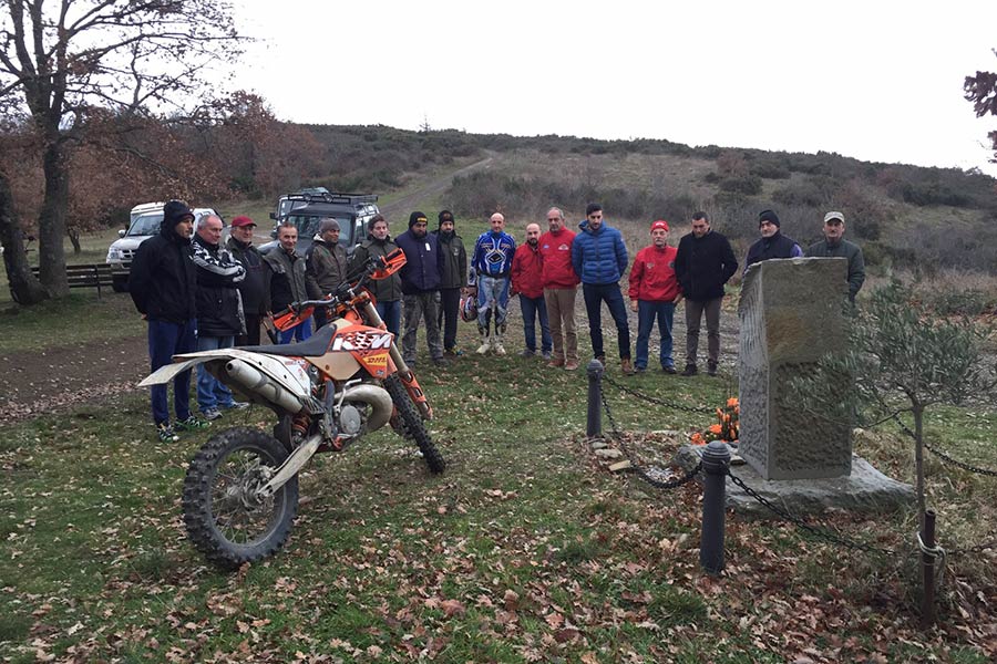 Nel giorno del ricordo, momento di raccoglimento al cippo sorto in memoria di Fabrizio Meoni