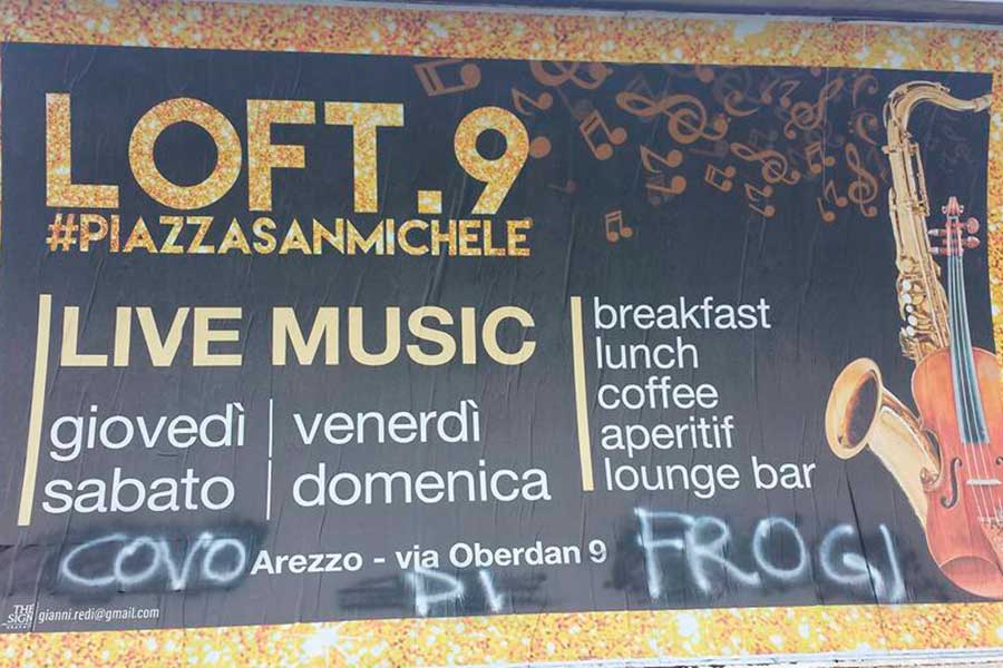 Manifesti imbrattati da scritte omofobe ad Arezzo
