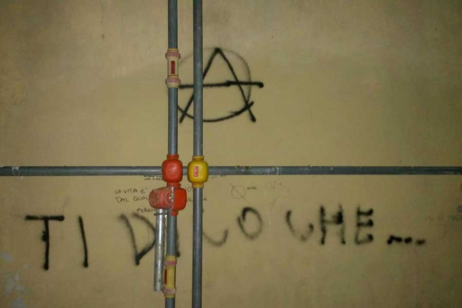 Cortona, CasaPound cancella le scritte sui muri del Liceo Classico “L.Signorelli”