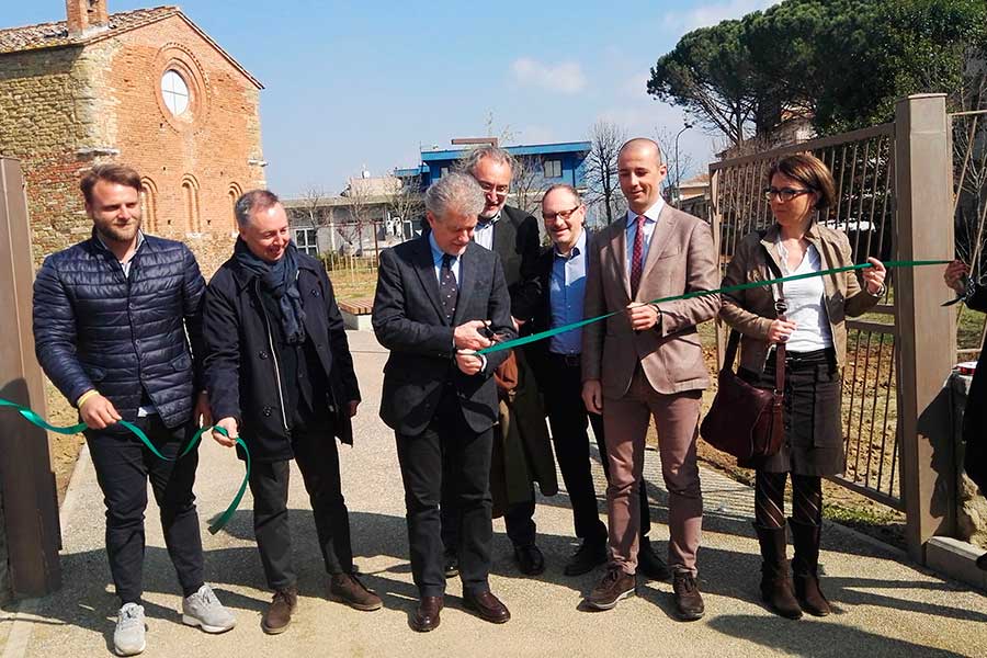 Inaugurata l’area dell’ex distributore in via Perennio: spazio verde e 14 posti auto