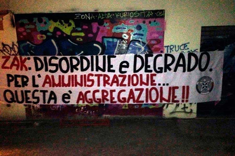 Cortona, striscione di CasaPound per denunciare il degrado del centro Zak