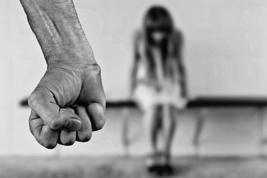Maltrattamenti in famiglia e violenza sessuale aggravata, denunciato operaio albanese. La moglie: “molestie su di me e mia figlia minorenne”