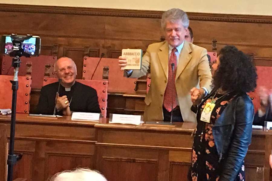 Il sindaco Ghinelli accoglie le Rondini d’Oro e accetta la sfida di costruire l’Abbraccio Interreligioso: “Arezzo sarà sempre la vostra casa”