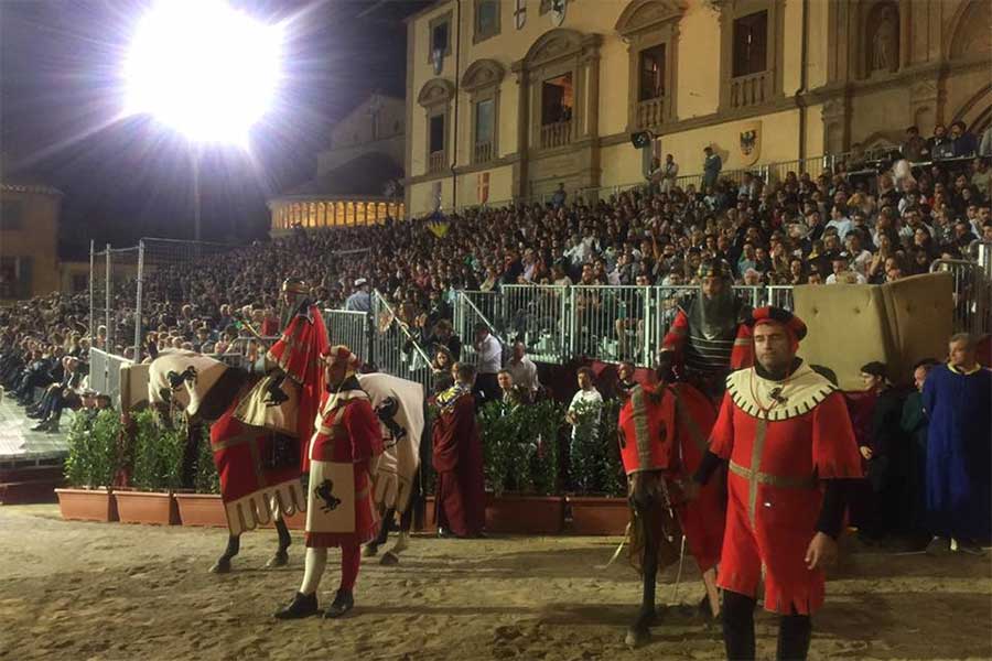 Tafferugli durante il corteo della giostra: riconosciute dieci persone