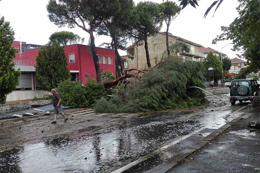 Tromba d’aria in Via Fiorentina ferito 60enne