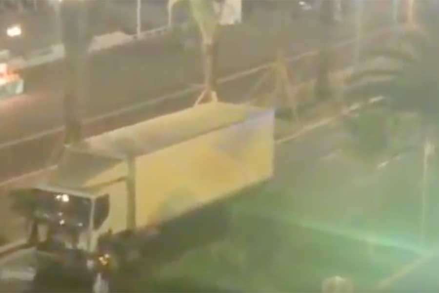 Terrore a Nizza: camion sulla folla, oltre 70 morti – VIDEO
