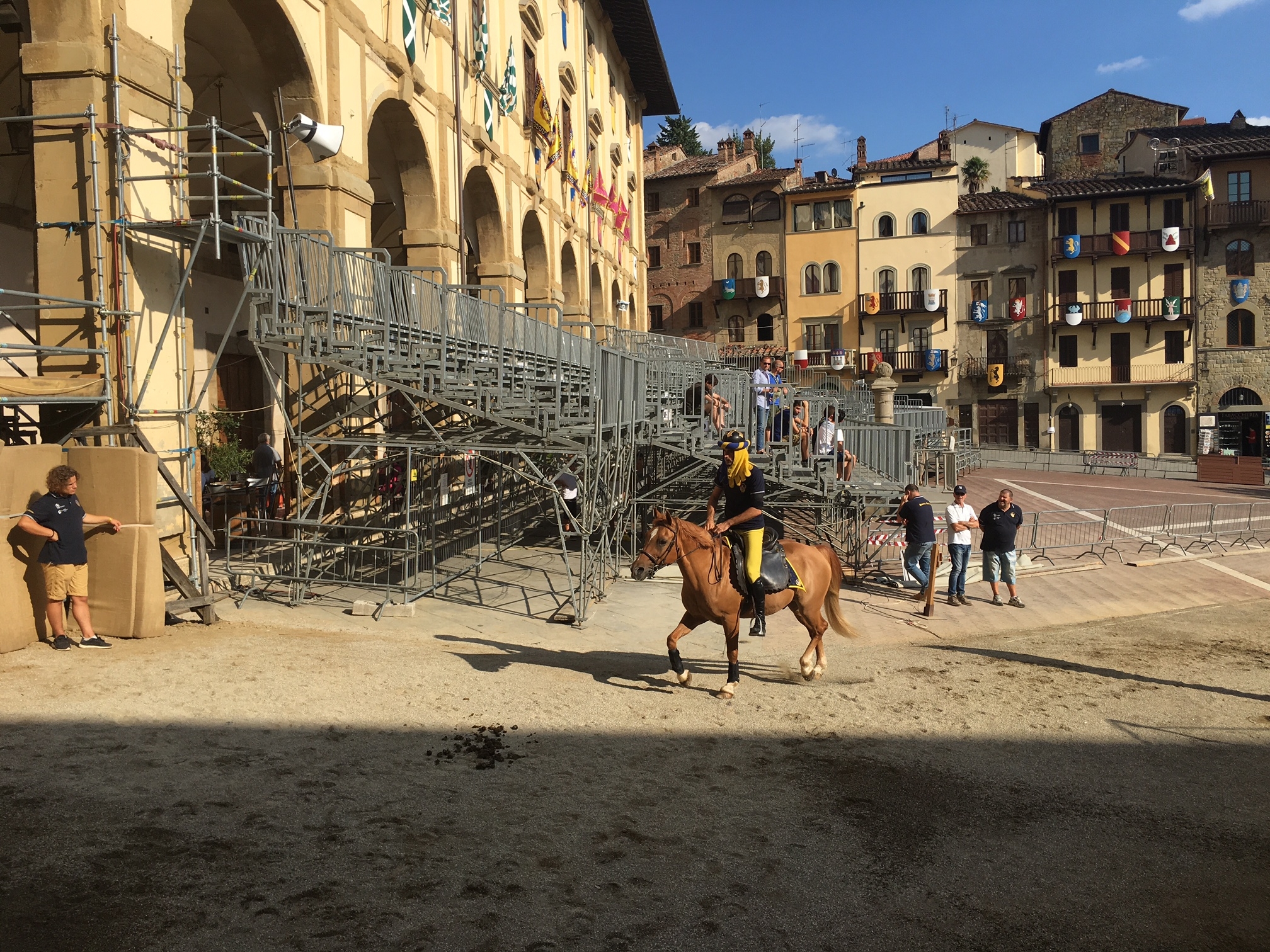 Sono tornati in piazza i giostratori per il primo giorno di prove