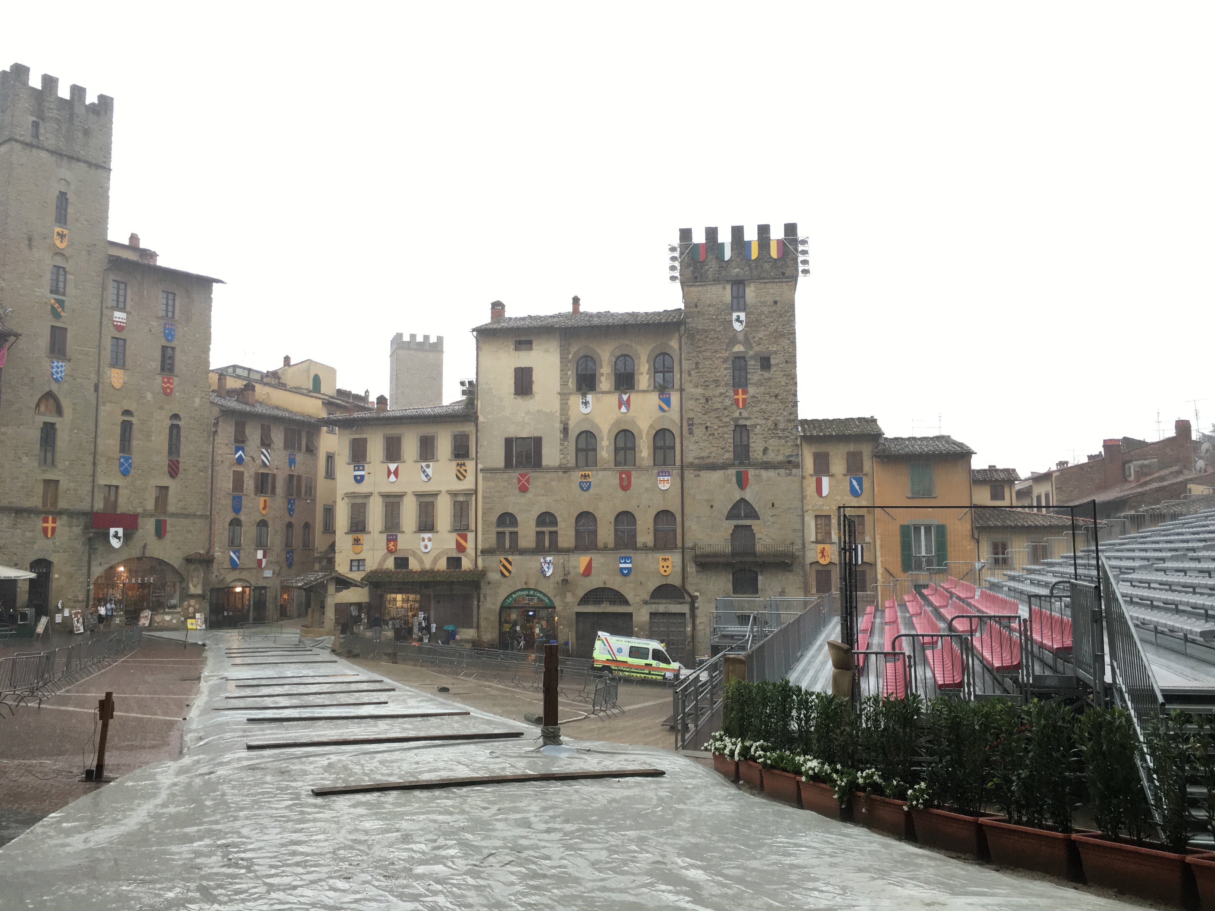 Alle prove pioggia anche oggi mentre prosegue la vendita dei biglietti