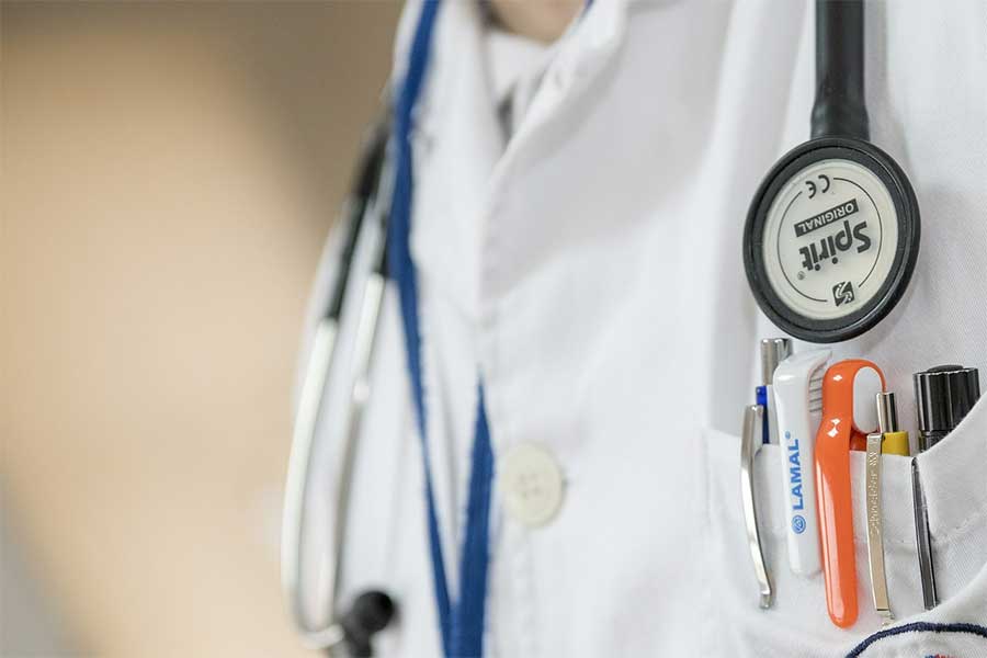 Il camice fuori dal cassetto e di nuovo al lavoro: i medici pensionati al fronte vaccinale