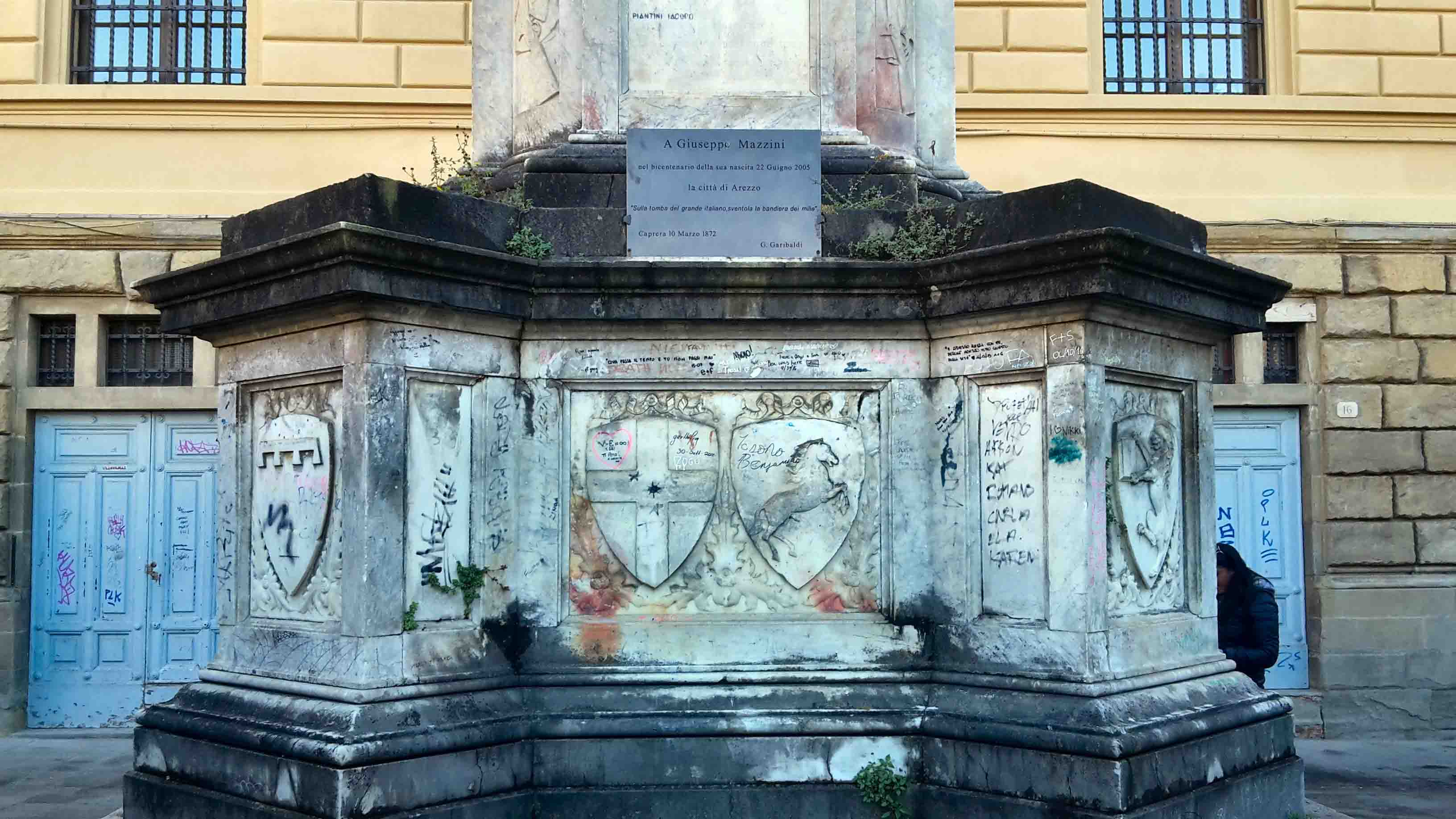 Popolari per Arezzo: incuria e degrado in piazza del popolo