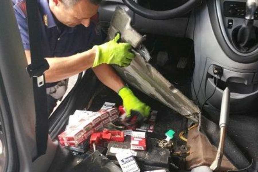 Modificano l’auto per trasportare sigarette di contrabbando